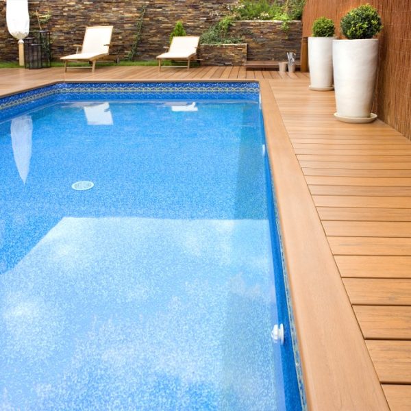 BLUE SWIMMING POOL WITH WOOD FLOORING-PISCINA MADERA COLOR